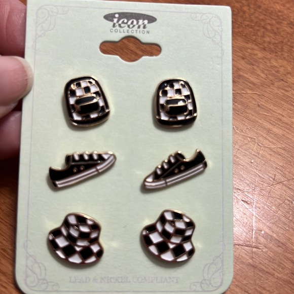 🆕 Black, white & gold earrings. Set/3. Trendy shoes, backpack & bucket hat. - Picture 4 of 7